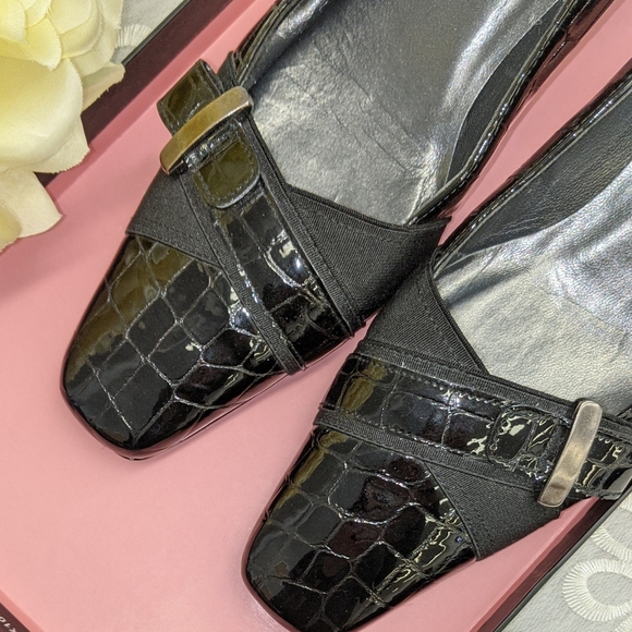 Like 🆕 Stuart Weitzman pump with bow buckle - Picture 4 of 14